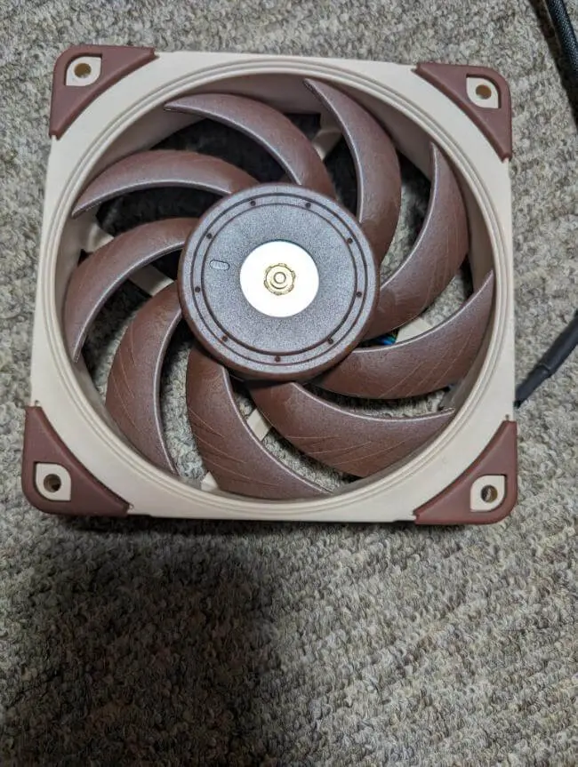 Noctuaの空冷クーラーNH-D15をミドルタワーケースに設置した状況紹介